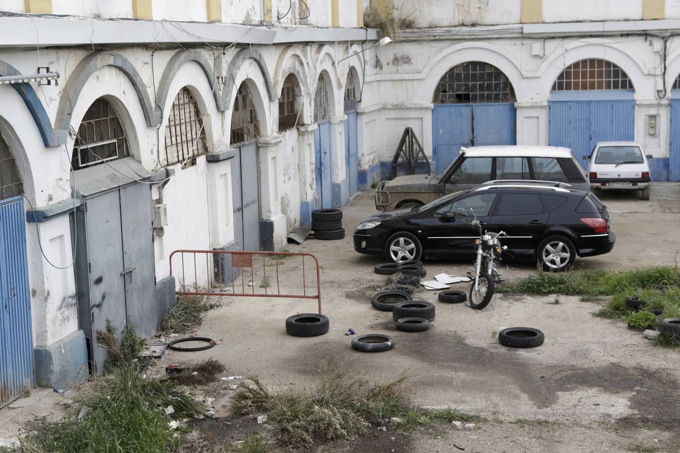 El interior del recinto que habitan okupas en Nervión
