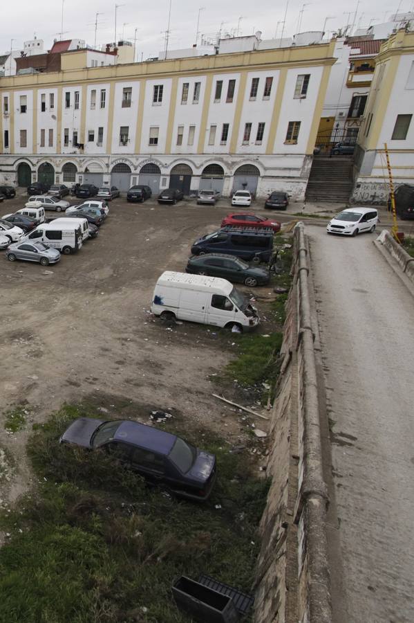 El interior del recinto que habitan okupas en Nervión