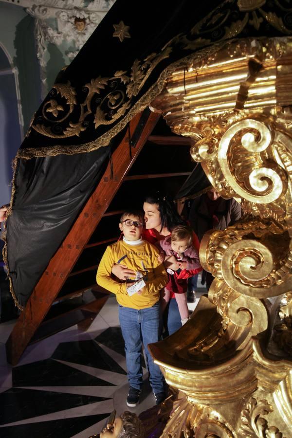En imágenes, los niños bajo el manto de la Virgen de los Dolores