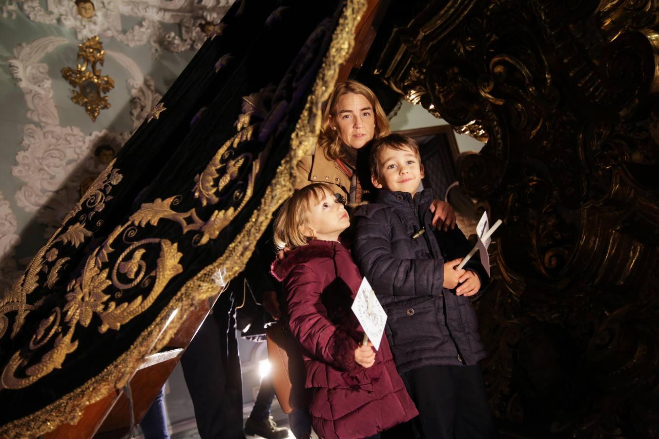 En imágenes, los niños bajo el manto de la Virgen de los Dolores