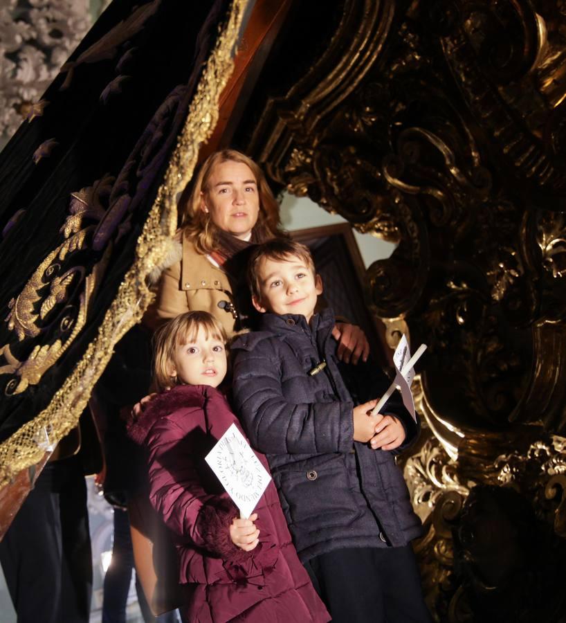 En imágenes, los niños bajo el manto de la Virgen de los Dolores