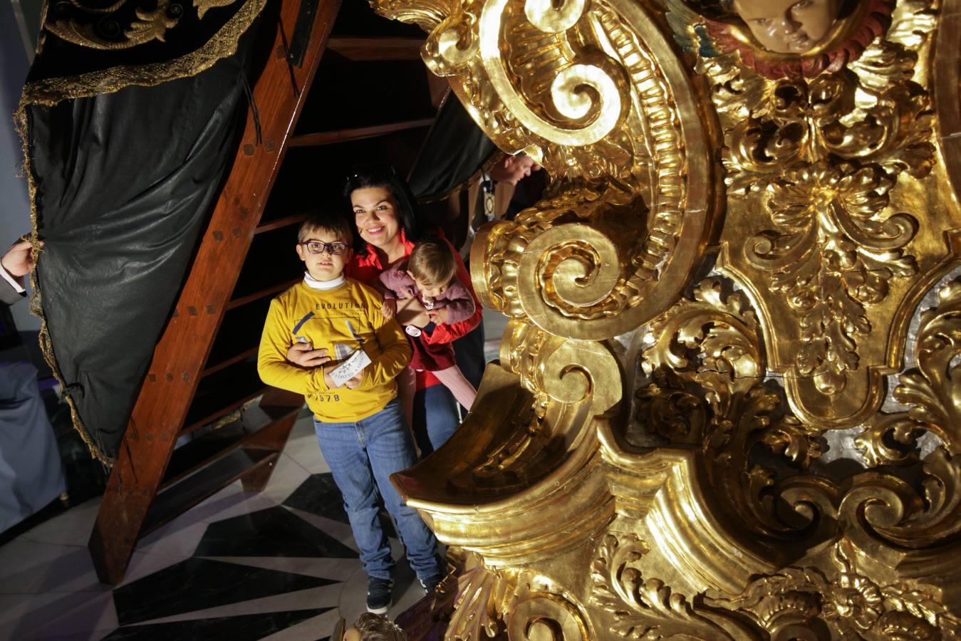 En imágenes, los niños bajo el manto de la Virgen de los Dolores