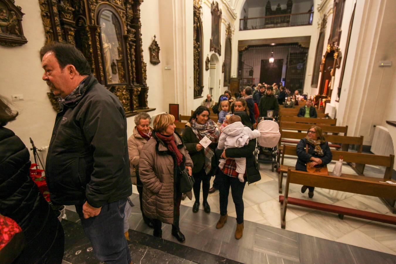 En imágenes, los niños bajo el manto de la Virgen de los Dolores