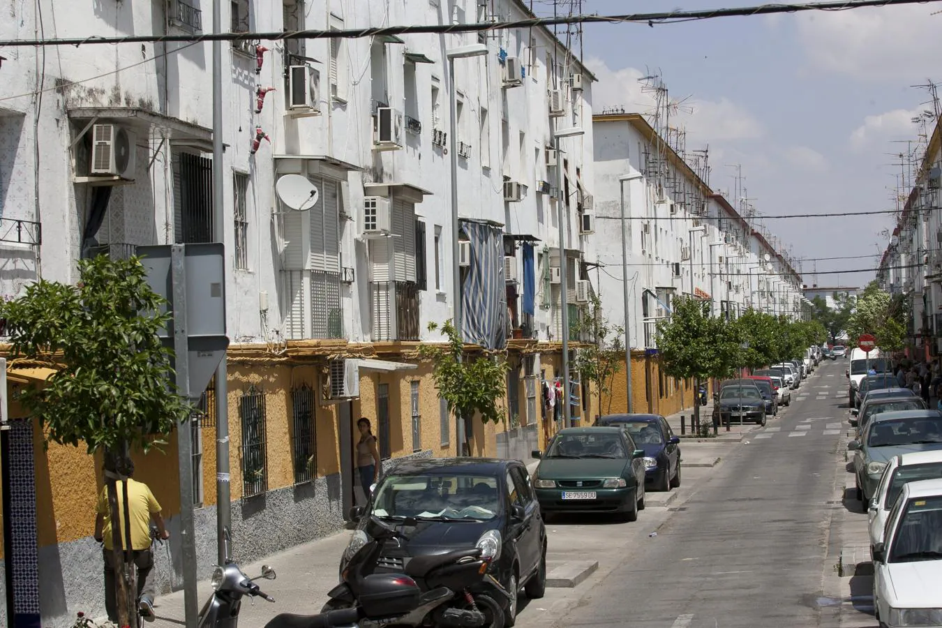 Un recorrido por la barriada sevillana de los pisos de mil euros