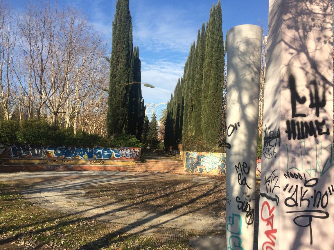 Suciedad, desperfectos, basura... y una guardería okupa en la Cartuja