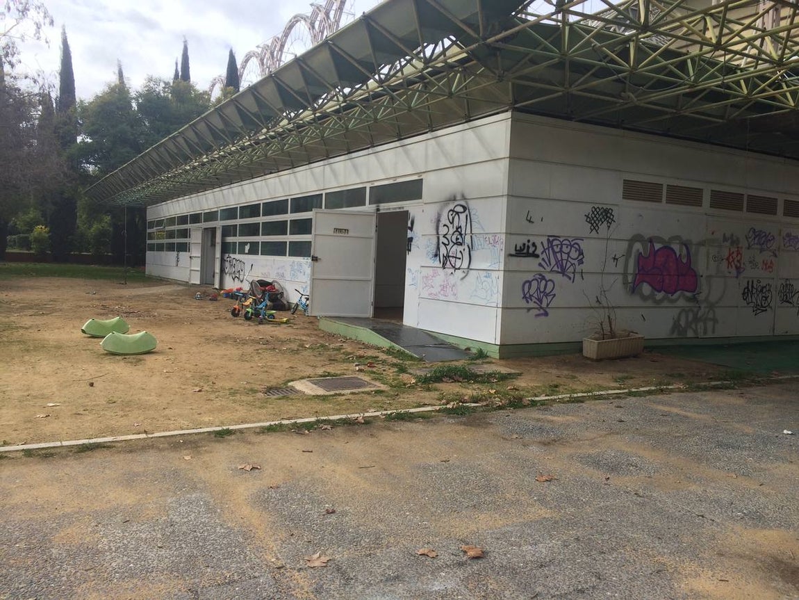Suciedad, desperfectos, basura... y una guardería okupa en la Cartuja