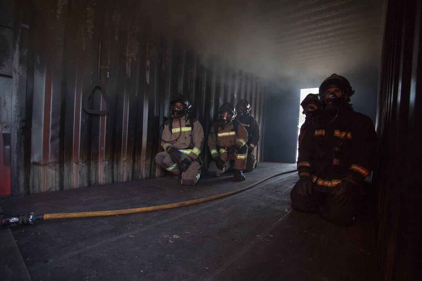 Así se entrenan los bomberos en el nuevo campo de prácticas del Puerto