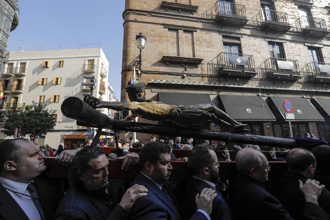 El Vía Crucis del Cristo de la Salud de La Carretería, en imágenes