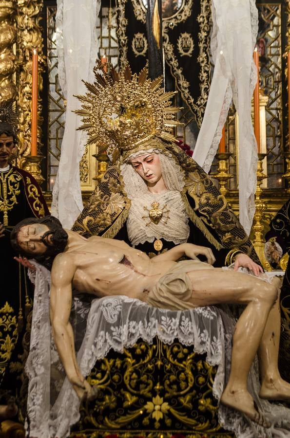 Galería del besamanos de la Virgen de los Dolores de los Servitas