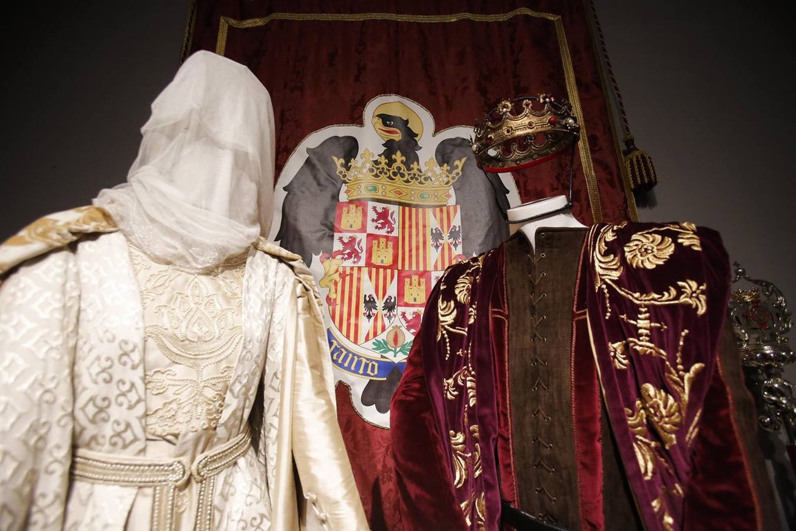 La exposición «Moda y época de Isabel la Católica en Córdoba», en imágenes