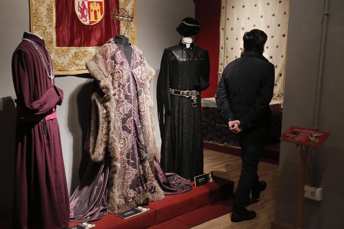 La exposición «Moda y época de Isabel la Católica en Córdoba», en imágenes