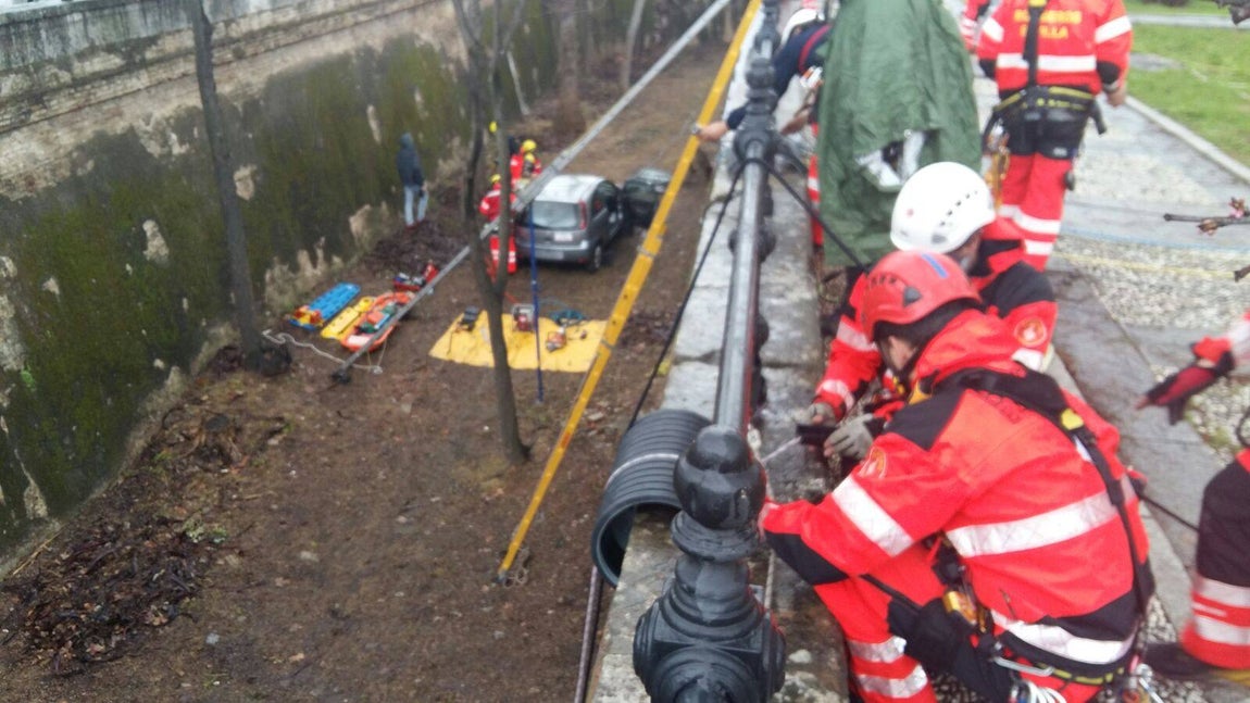 Así trabajan los Bomberos de Sevilla en un rescate