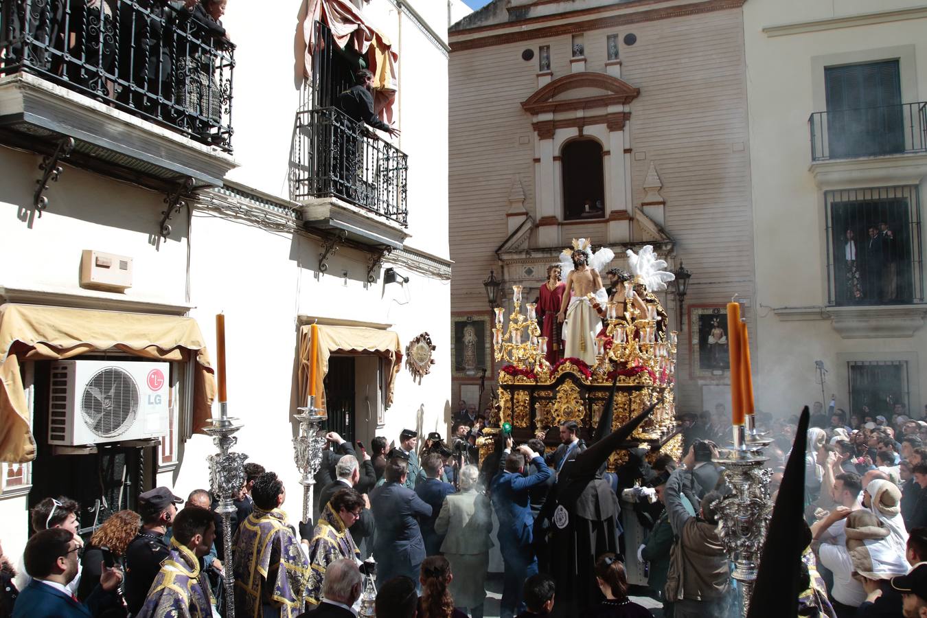 En fotos, la hermandad de Jesús Despojado desborda el Molviedro en la Semana Santa de Sevilla 2018