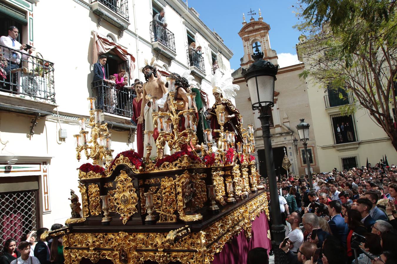 En fotos, la hermandad de Jesús Despojado desborda el Molviedro en la Semana Santa de Sevilla 2018