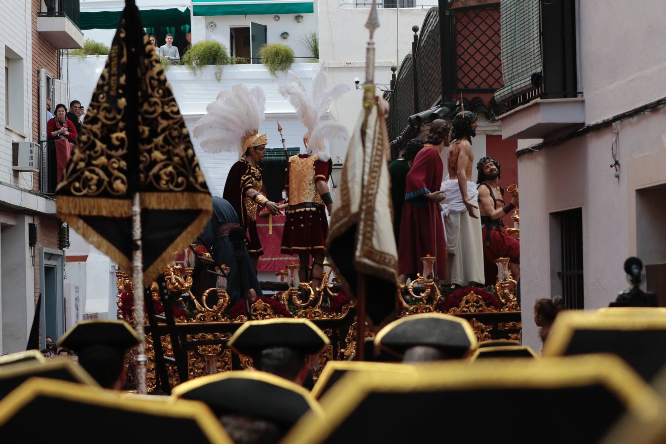 En fotos, la hermandad de Jesús Despojado desborda el Molviedro en la Semana Santa de Sevilla 2018
