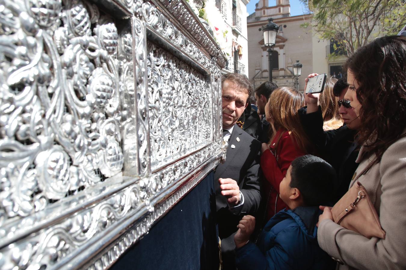 En fotos, la hermandad de Jesús Despojado desborda el Molviedro en la Semana Santa de Sevilla 2018