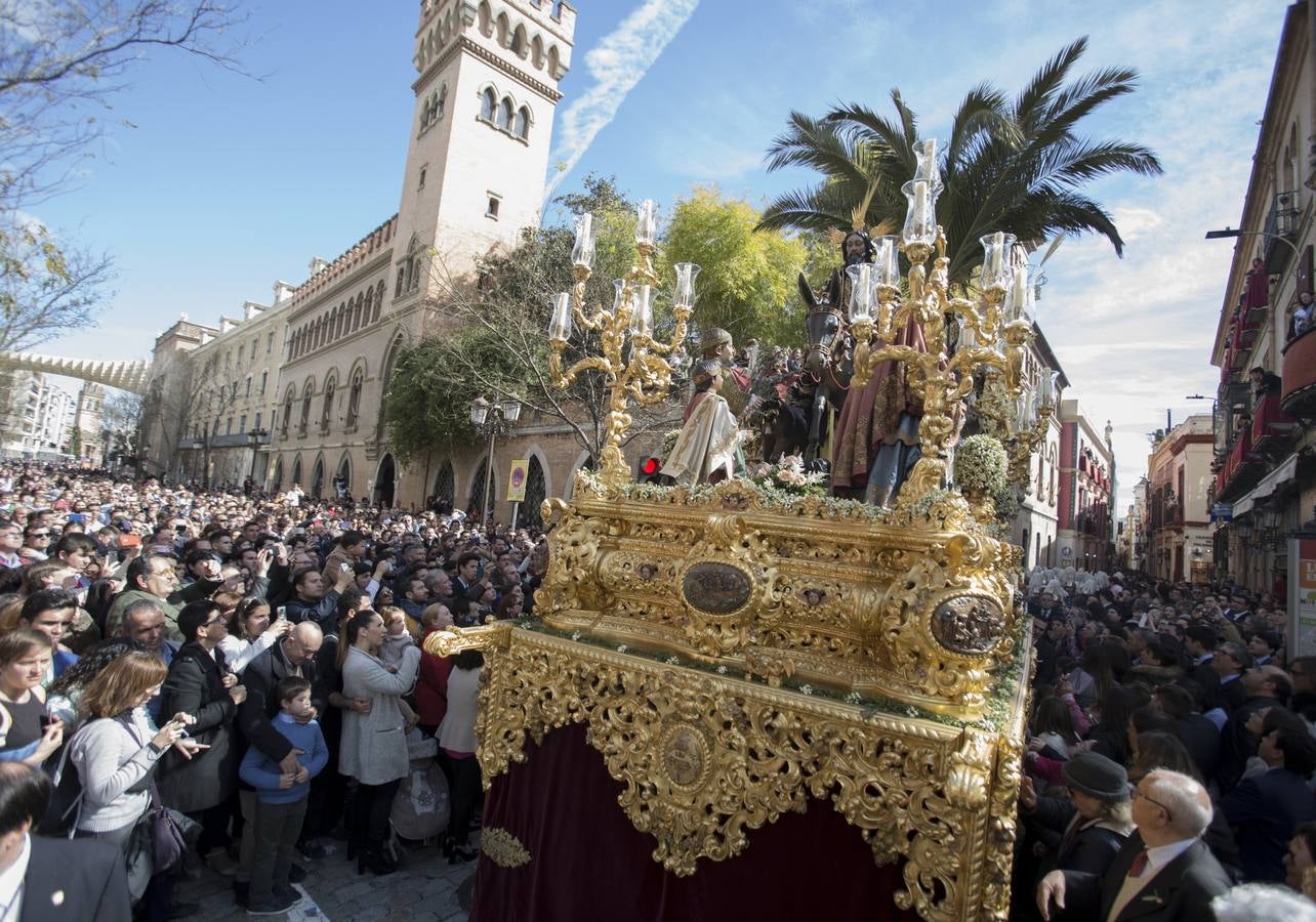 En fotos, La Borriquita abre el Domingo de Ramos en la Semana Santa de Sevilla 2018