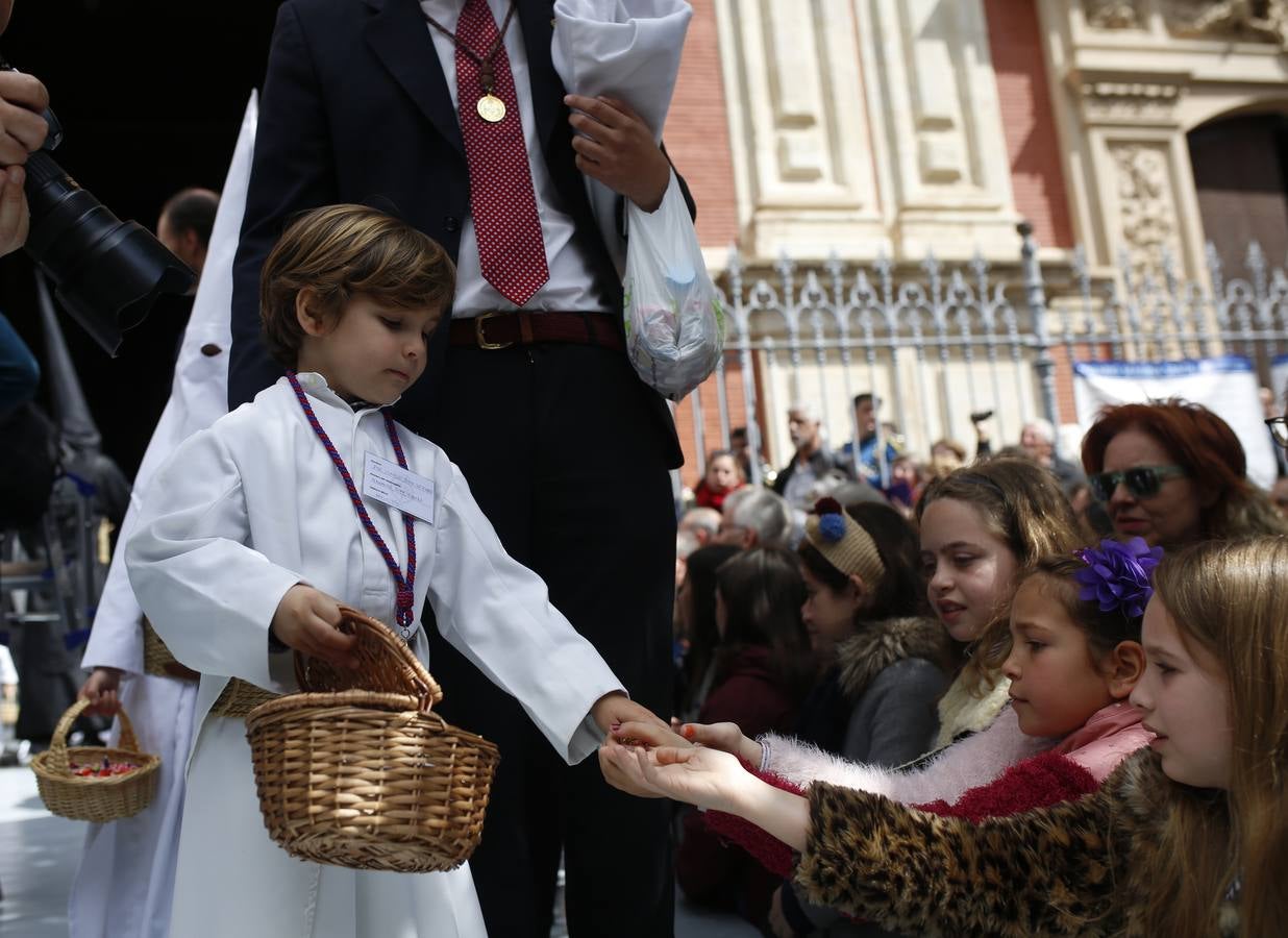 En fotos, La Borriquita abre el Domingo de Ramos en la Semana Santa de Sevilla 2018