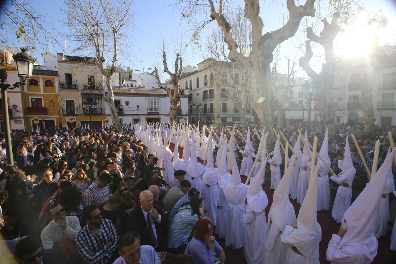 El Dulce Nombre al sol de Martes Santo en la Semana Santa de Sevilla 2018, en fotos