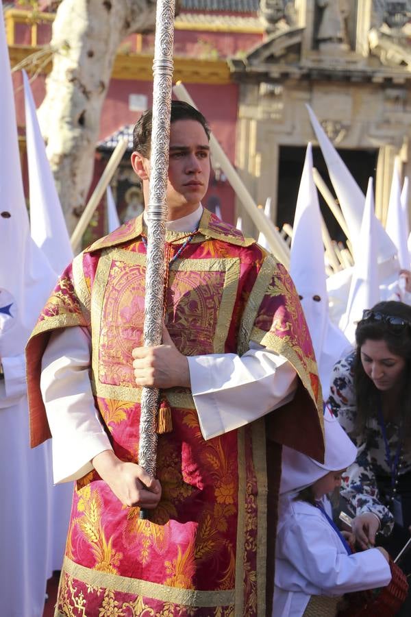 El Dulce Nombre al sol de Martes Santo en la Semana Santa de Sevilla 2018, en fotos