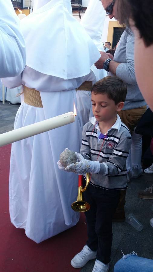 El Dulce Nombre al sol de Martes Santo en la Semana Santa de Sevilla 2018, en fotos