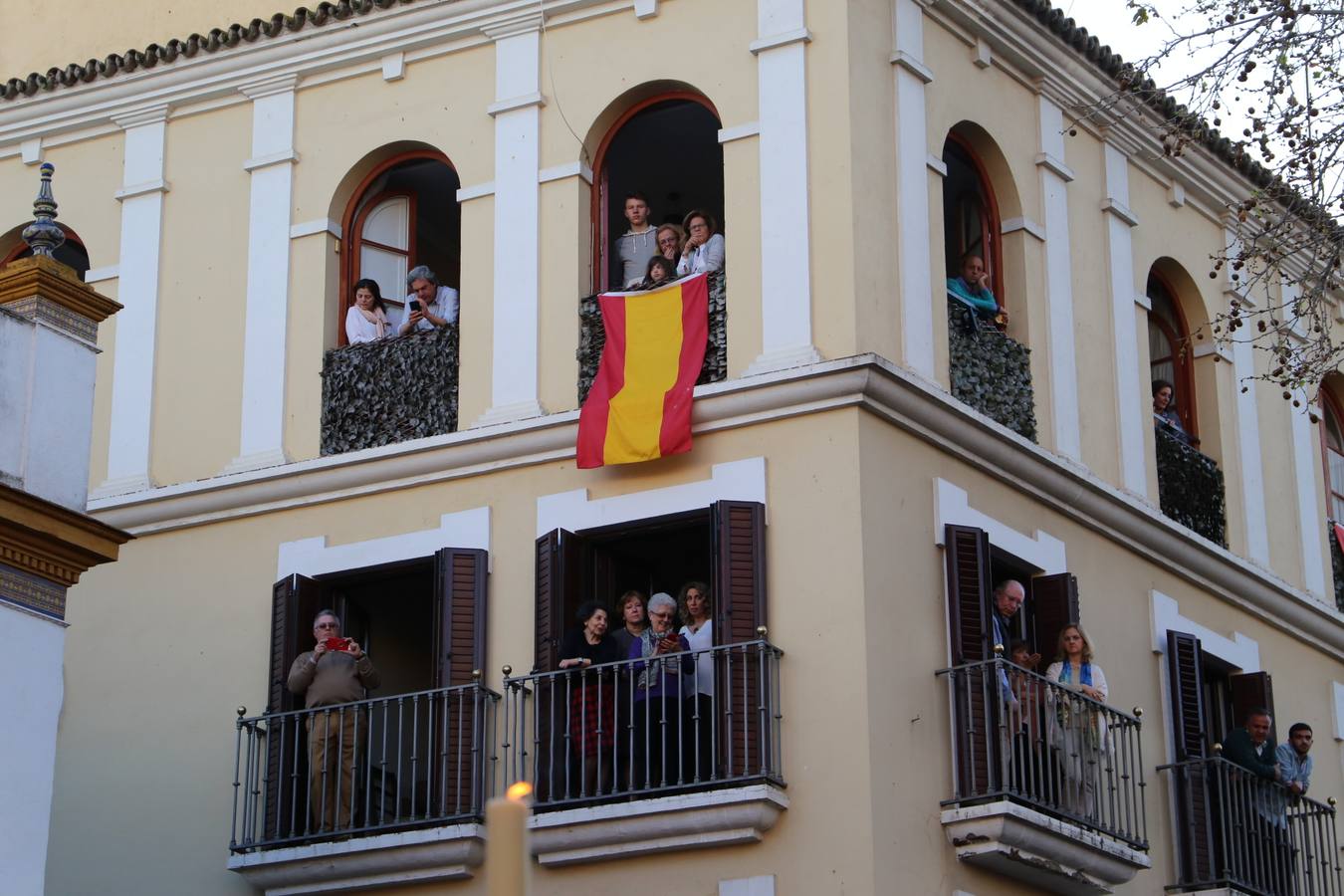 El Dulce Nombre al sol de Martes Santo en la Semana Santa de Sevilla 2018, en fotos