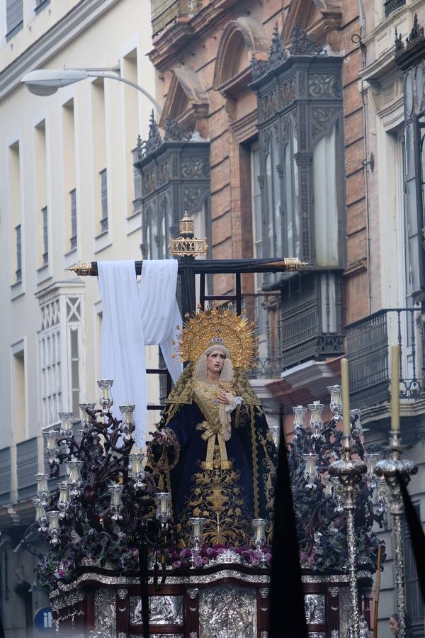 En fotos, La Soledad de San Buenaventura saliendo de su convento - Semana Santa Sevilla 2018