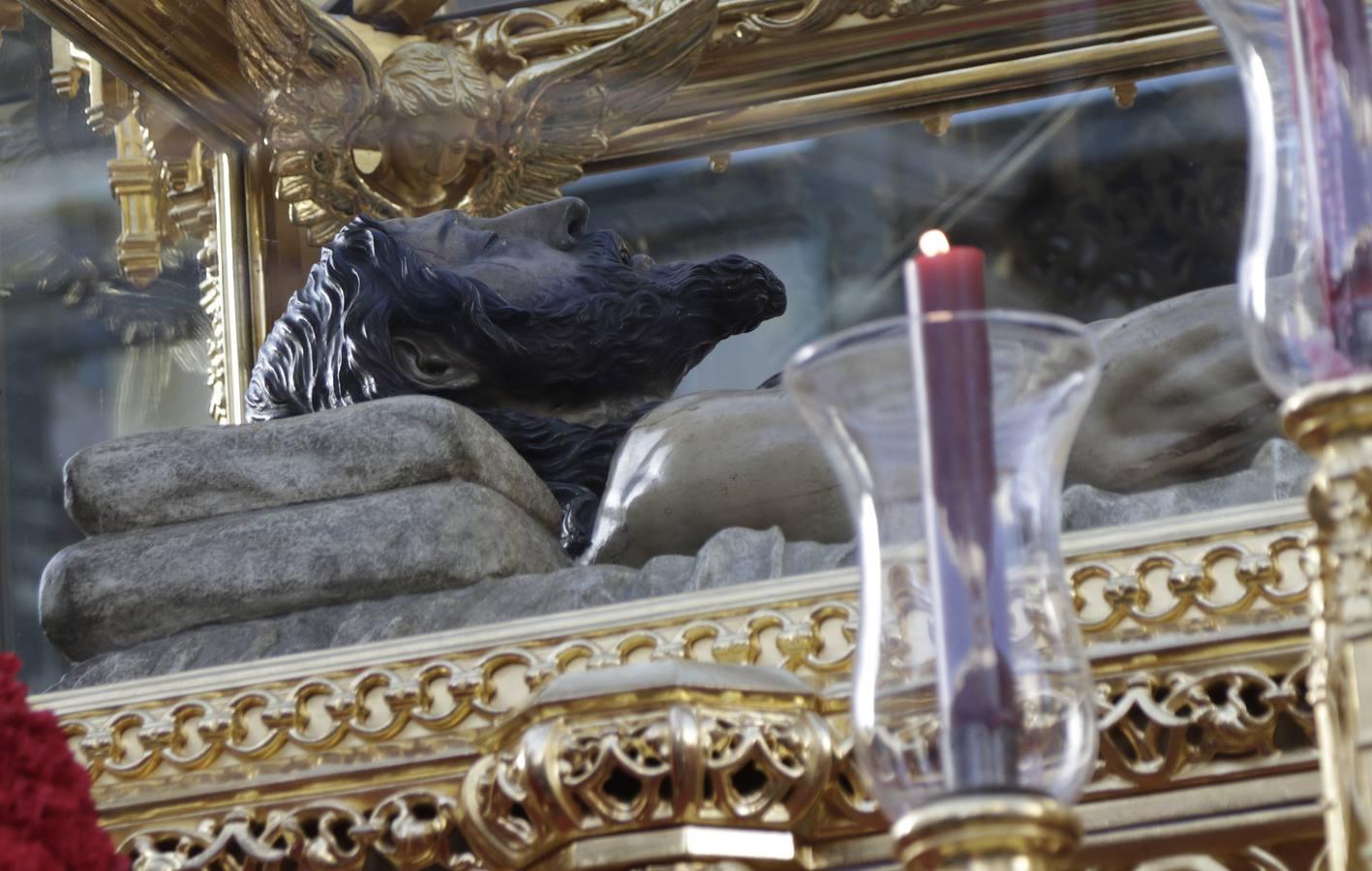 En fotos, el Santo Entierro en la Semana Santa de Sevilla 2018