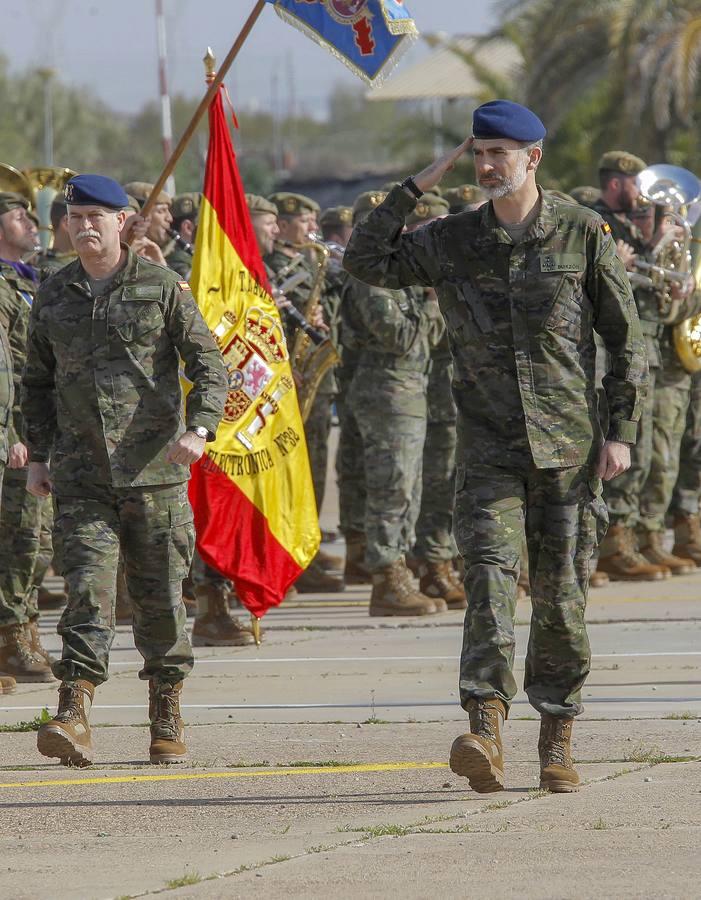 El Rey visita el acuartelamiento de El Copero en Sevilla