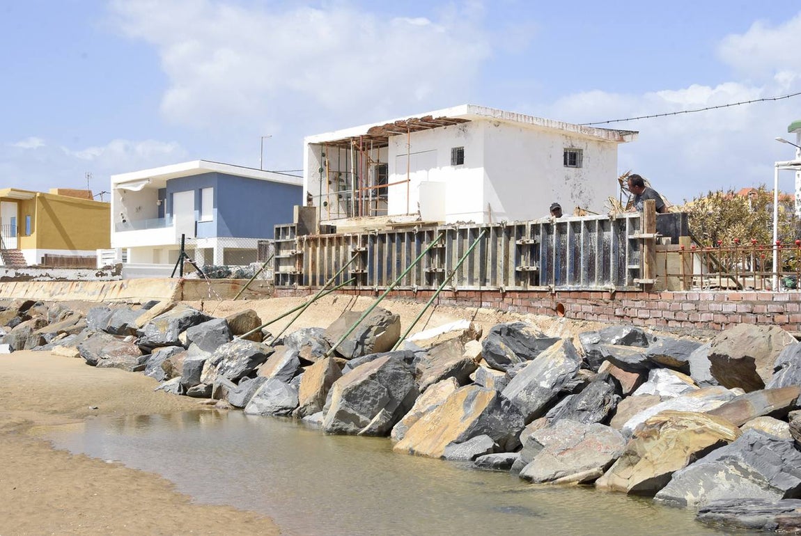 Los trabajos de reparación y el estado de las playas de La Antilla, en imágenes