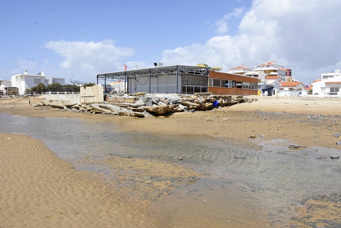 Los trabajos de reparación y el estado de las playas de La Antilla, en imágenes