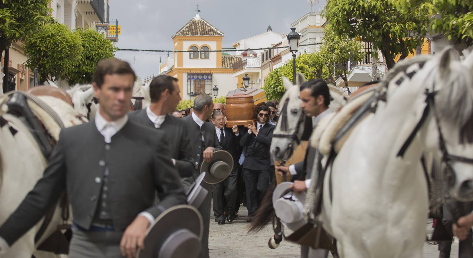En fotos, los momentos más emotivos del entierro del rejoneador Ángel Peralta