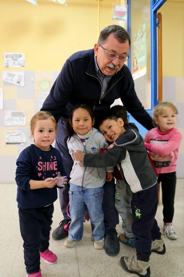 Miguel Rosa, director del centro, con un grupo de escolares