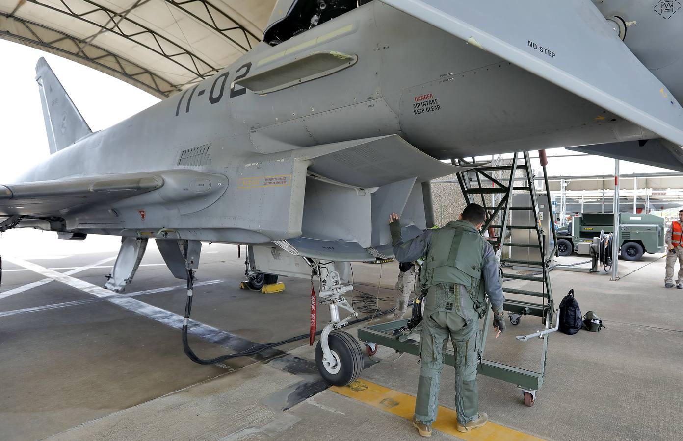 Seis cazabombarderos salen de Sevilla en misión de la OTAN
