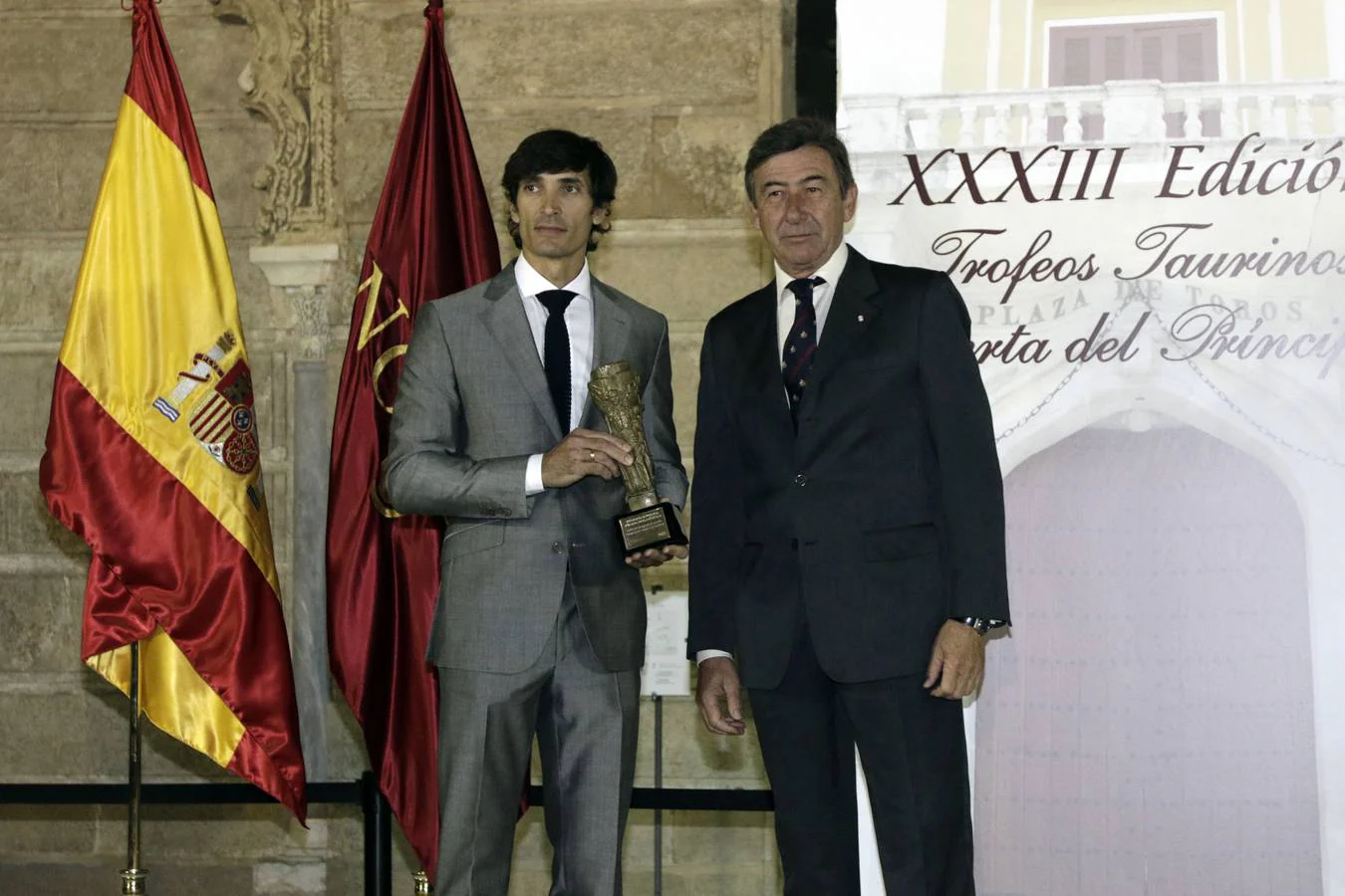 José Antonio Barroso recogió los premios de «El Juli», en este caso como triunfador del ciclo de manos de Santiago León