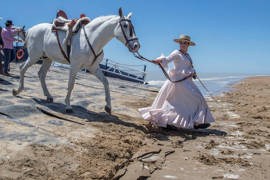 El Rocío 2018 en imágenes: paso por Sanlúcar de Barrameda