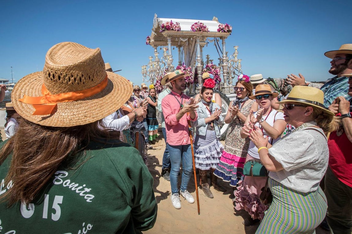 El Rocío 2018 en imágenes: paso por Sanlúcar de Barrameda