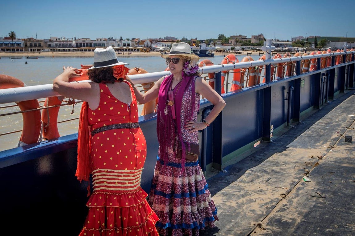 El Rocío 2018 en imágenes: paso por Sanlúcar de Barrameda