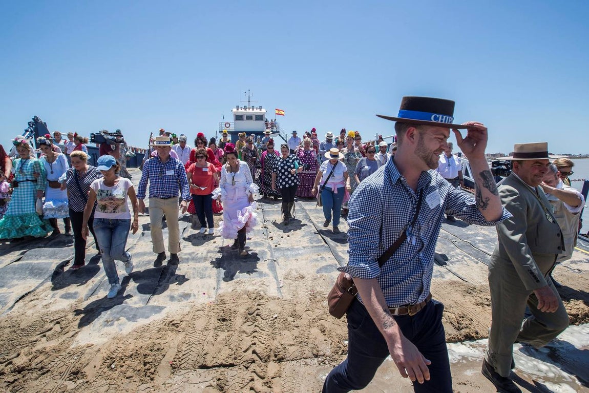 El Rocío 2018 en imágenes: paso por Sanlúcar de Barrameda
