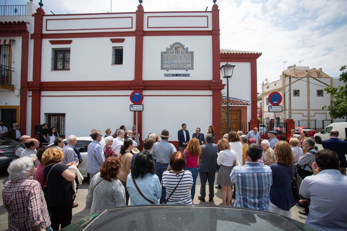En imágenes: Sevilla homenajea a Amante Laffón con el descubrimiento de un azulejo en su nombre