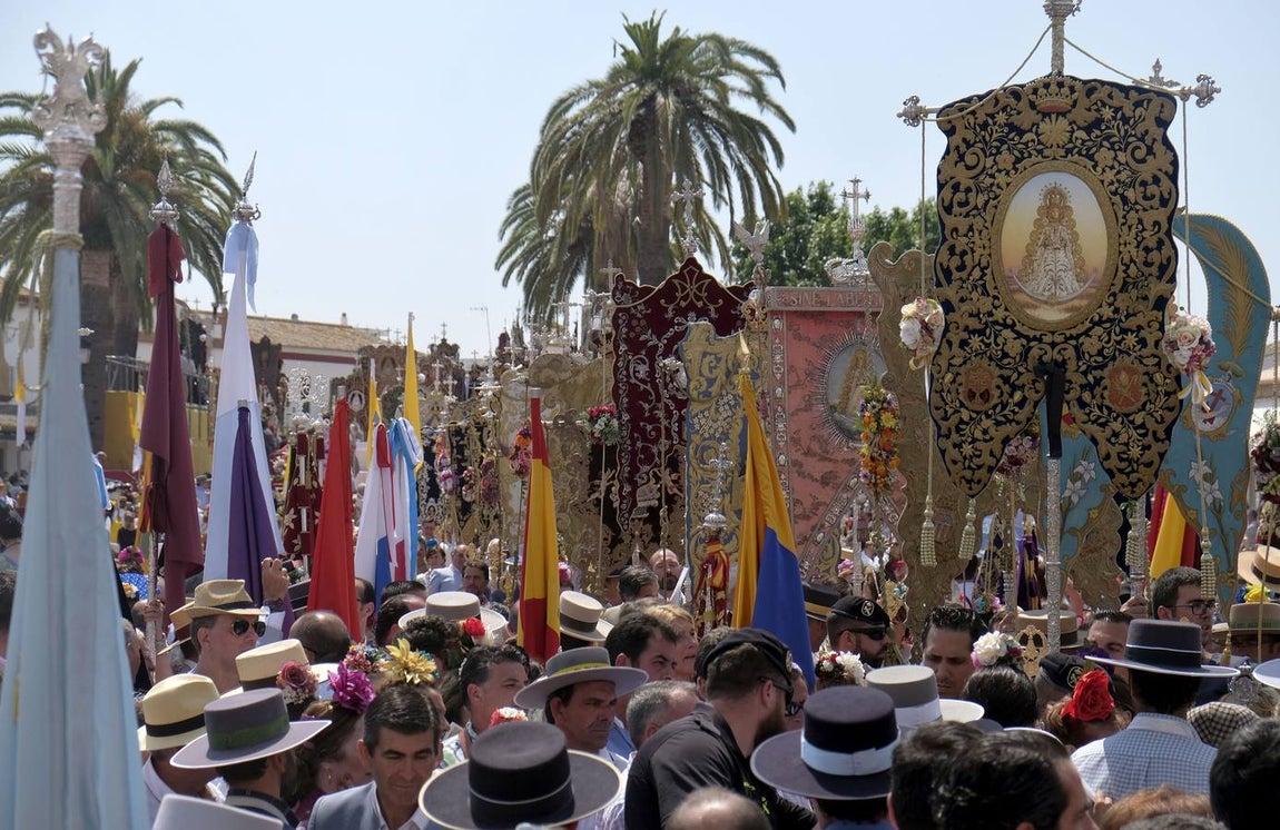 El Rocío 2018: Domingo de devoción y lluvia en la aldea
