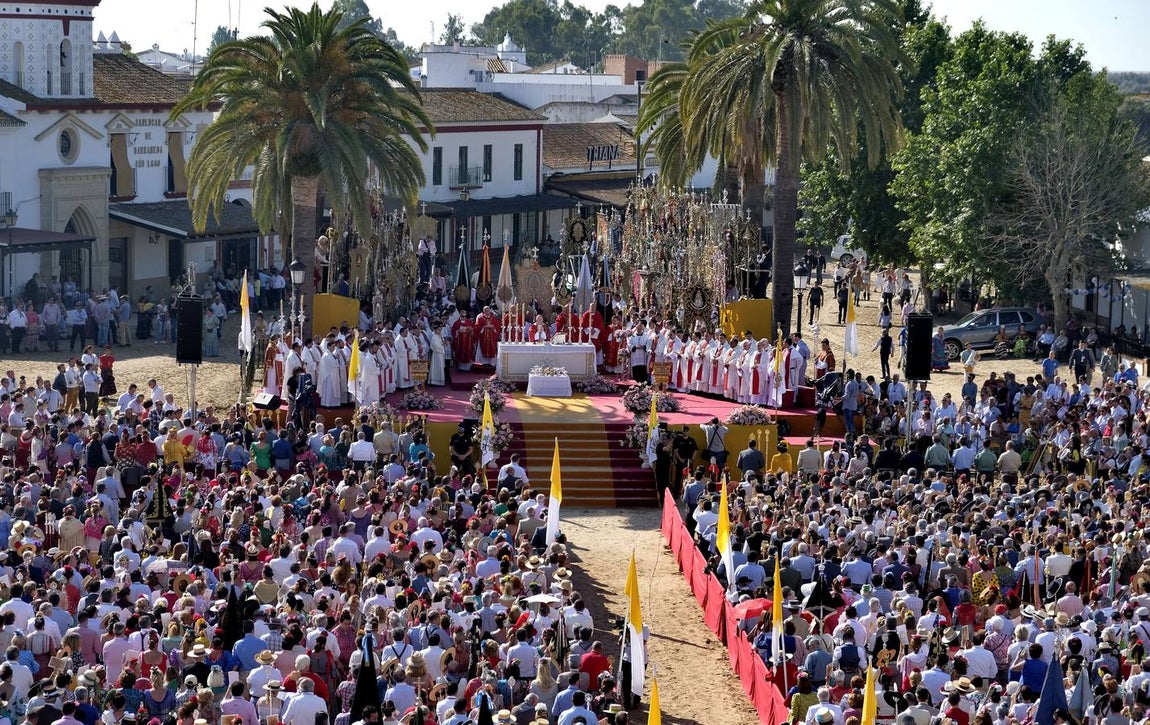 El Rocío 2018: Domingo de devoción y lluvia en la aldea