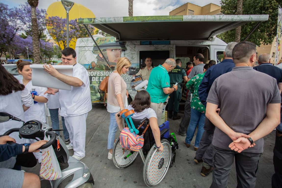 Jornada de convivencia entre las Fuerzas Armadas y niños ingresados en el Hospital Virgen del Rocío de Sevilla