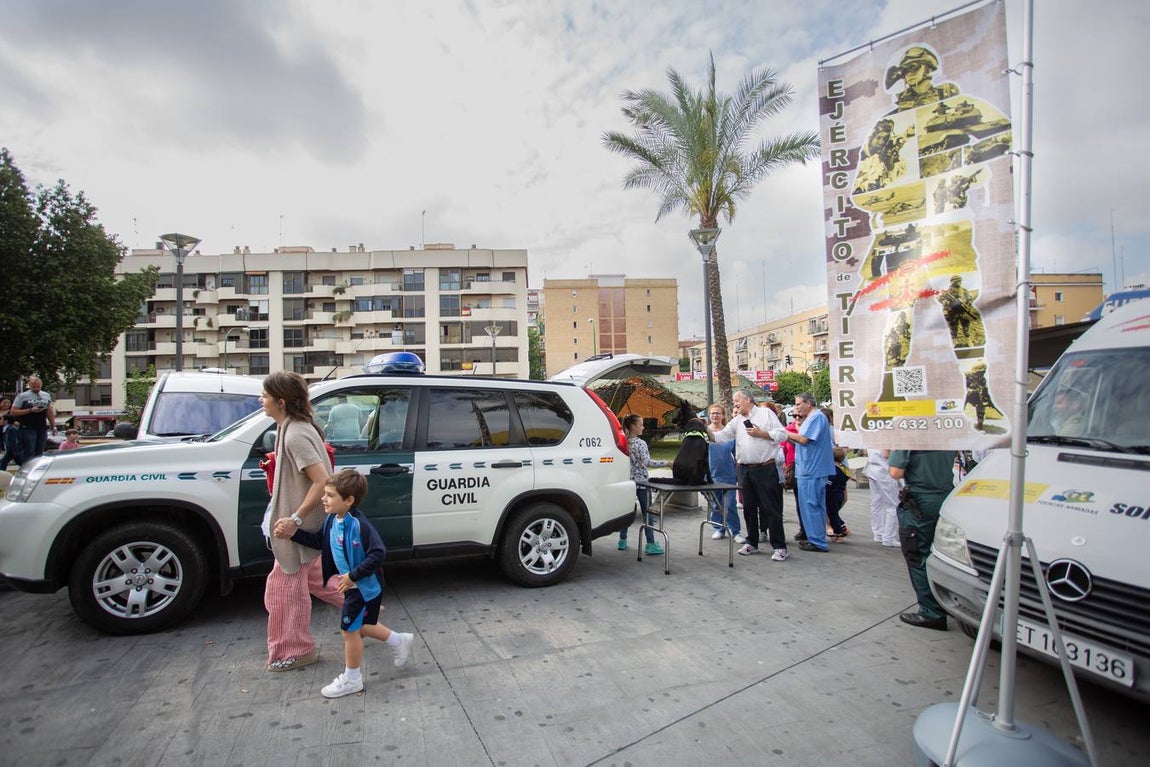 Jornada de convivencia entre las Fuerzas Armadas y niños ingresados en el Hospital Virgen del Rocío de Sevilla