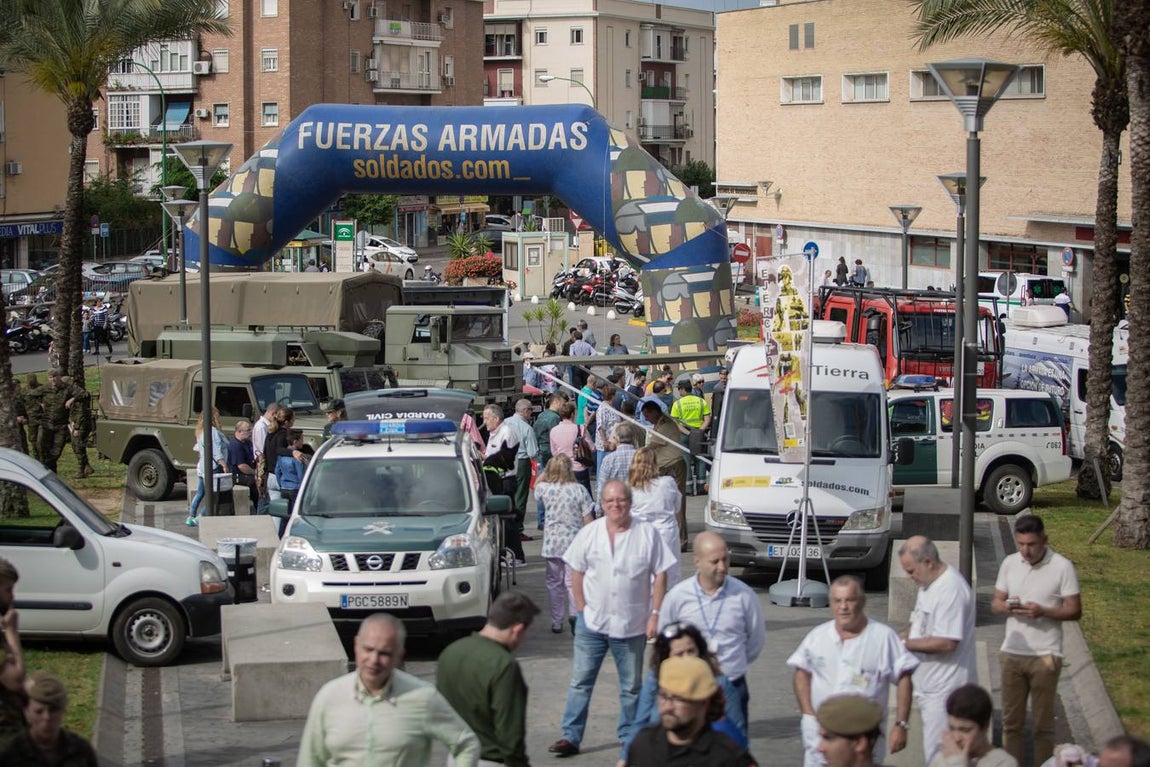 Jornada de convivencia entre las Fuerzas Armadas y niños ingresados en el Hospital Virgen del Rocío de Sevilla