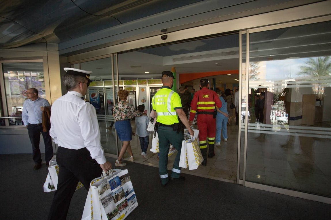 Jornada de convivencia entre las Fuerzas Armadas y niños ingresados en el Hospital Virgen del Rocío de Sevilla