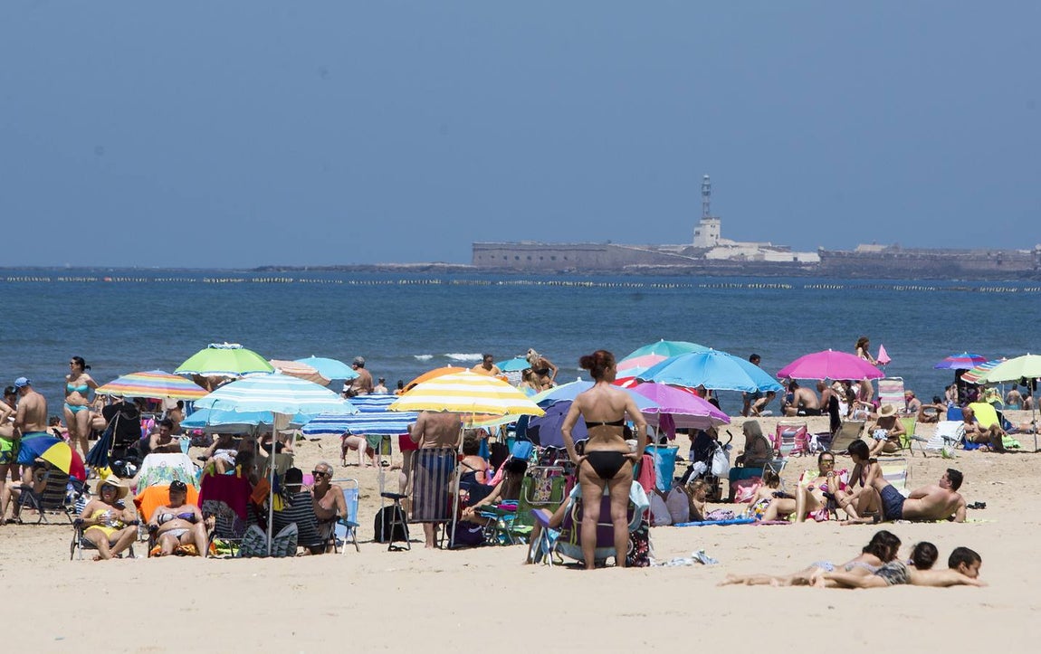 Las playas de Cádiz, llenas el primer fin de semana veraniego