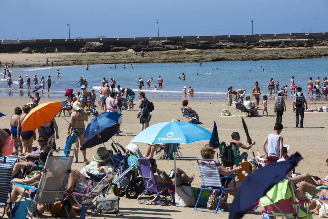 Las playas de Cádiz, llenas el primer fin de semana veraniego