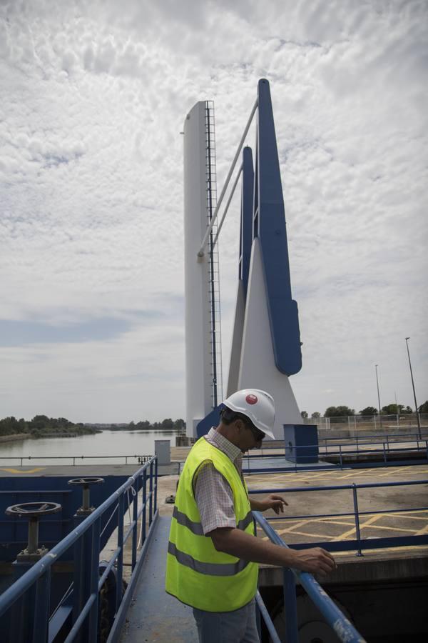 En las tripas de la gran esclusa del Guadalquivir
