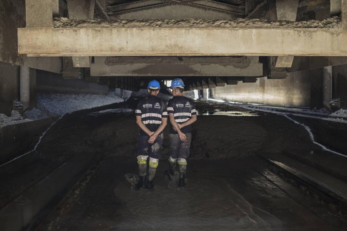 En las tripas de la gran esclusa del Guadalquivir